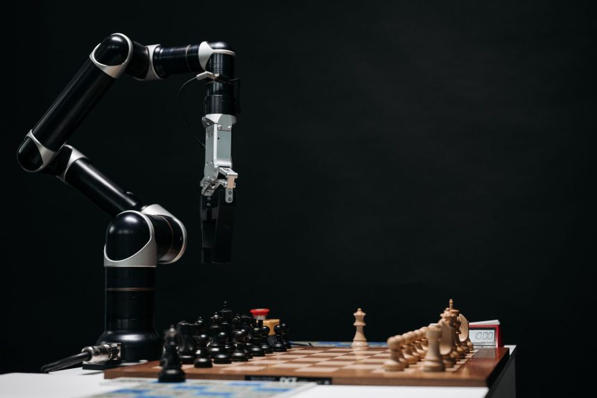 Braço robótico movimenta uma peça em um tabuleiro de xadrez, em uma demonstração de inteligência artificial e automação.