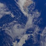Vista de satélite da Terra com formações de nuvens sobre o oceano