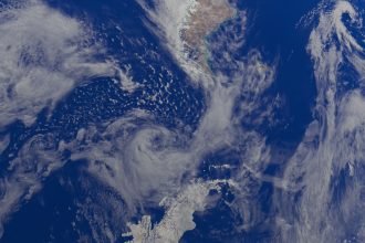 Vista de satélite da Terra com formações de nuvens sobre o oceano