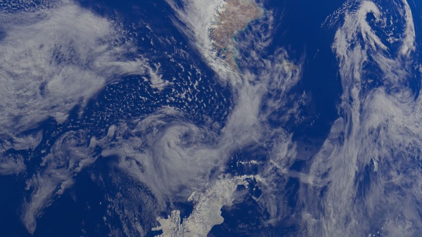 Vista de satélite da Terra com formações de nuvens sobre o oceano