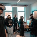 Grupo de adultos usando óculos de realidade virtual em um ambiente de trabalho.