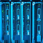 Racks de servidores iluminados em um data center, representando infraestrutura computacional para processamento distribuído de inteligência artificial