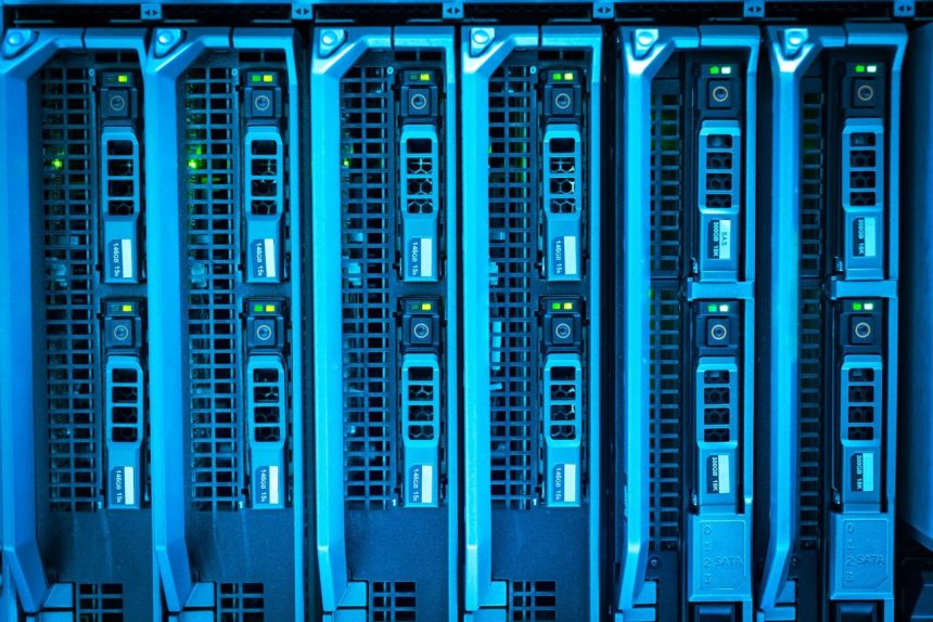 Racks de servidores iluminados em um data center, representando infraestrutura computacional para processamento distribuído de inteligência artificial