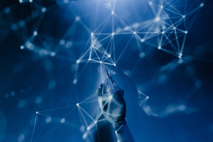 Mão robótica conectando-se a uma rede digital iluminada sobre fundo azul, simbolizando inteligência artificial e conectividade tecnológica.