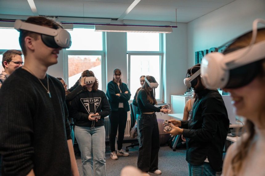 Grupo de adultos usando óculos de realidade virtual em um ambiente de trabalho.