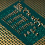 Close-up de uma placa de circuito com microprocessador e componentes eletrônicos detalhados.