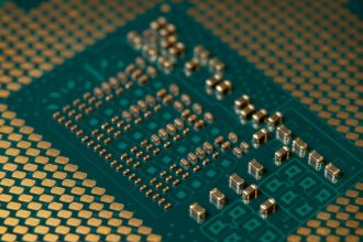 Close-up de uma placa de circuito com microprocessador e componentes eletrônicos detalhados.