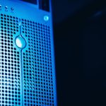 Rack de servidores iluminado em azul dentro de um data center moderno.