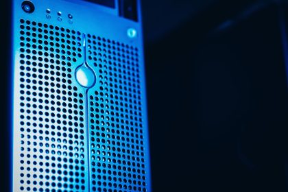 Rack de servidores iluminado em azul dentro de um data center moderno.