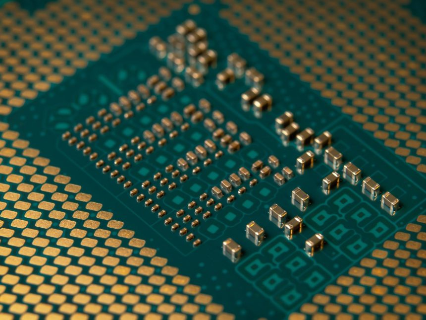 Close-up de uma placa de circuito com microprocessador e componentes eletrônicos detalhados.
